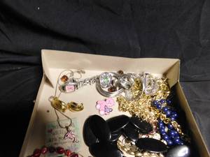 lot 446 image: Flat of jewelery
