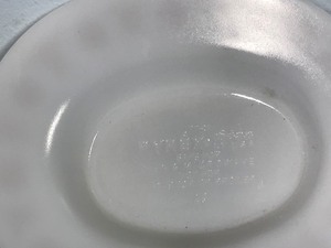 lot 493 image: Pyrex Measuring Cup - Lid & Gravy Boat