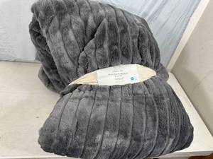 Brand New Queen Faux Fur Comforter With Pillow Shams - Super Soft