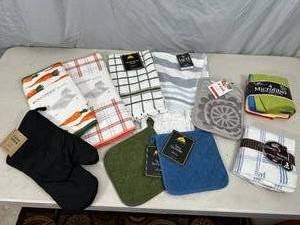 Assorted New Dish Towels, Wash Clothes, Drying Mat, Pot Holders