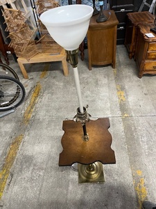 lot 5 image: Lamp