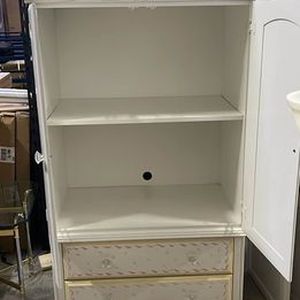 lot 13 image: TV Cabinet