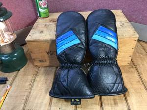 lot 11 image: Vintage Kawasaki X-Large Leather Mitts
