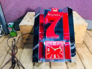 lot 19 image: Vintage Seagrams 7 Light-up Clock - Works