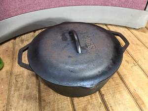 lot 23 image: Large Cast Iron Lodge 10DOL Dutch Oven
