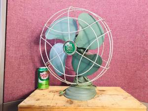 lot 33 image: Vintage Cool Spot 14 Electric Oscillating Fan - Works