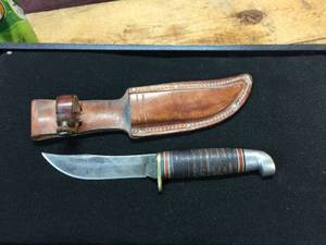 lot 42 image: Classic Western U.S.A. Hunting Knife & Sheath