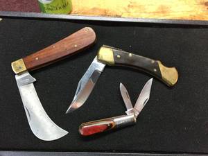 lot 45 image: 3 PocketHunting Knives