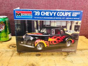lot 66 image: Vintage Monogram 39 Chevy Coupe 124 Model Kit