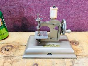 lot 97 image: Vintage Kay-EE Sew Master - U.S. Zone Berlin