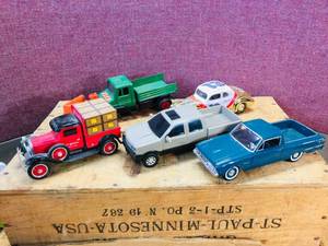 lot 100 image: Die CastPlastic Vehicles