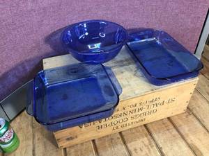 lot 126 image: 3 Pc Blue Pyrex CasseroleBowl