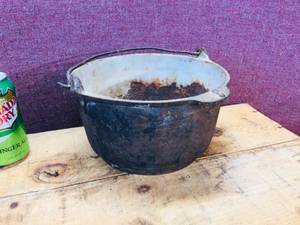 lot 170 image: Early Cast Iron Pot - Gate Mark - 1800s