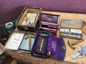 lot 176 image: Group Antique Razors - Shavers
