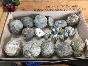 lot 180 image: Group Geodes CutUncut