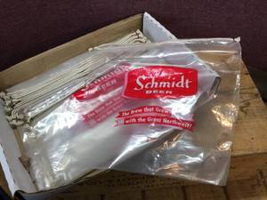 lot 195 image: Vintage Schmidt Beer Plastic Carry Bags (21)