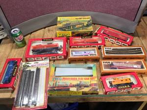 lot 206 image: Vintage HO Scale Railroad Cars - Accessories