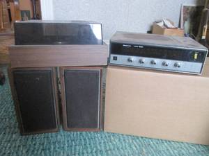 (R2) Vintage Magnavox Stereo Receiver with Speakers and Turntable Including Cables and Speaker Wire
