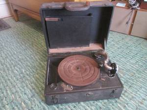 (R2) Vintage Portable Wind-Up Record Player