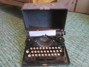 (R2) Vintage Underwood Standard Portable Typewriter - Handle Is Missing