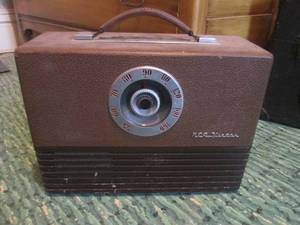 (R2) Vintage RCA Victor Radio 14 W x 10 12 H x 5 12 D