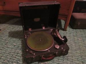 (R2) Vintage Silvertone Portalo Portable Wind-Up Record Player Includes 7 Records