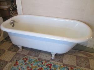 (R1) Vintage Cast Iron Claw Foot Bath Tub Approx 60 Long x 30 W x 22 12 H - Bath Tub Is Up On 2nd Floor Bring Help For Removal