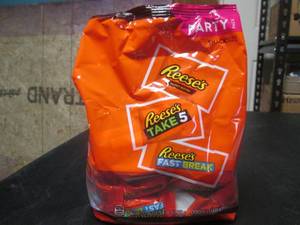 lot 40 image: Party Pack Bag Reeses Snack Size Candy Assortment 2 Pound Bag Past Date