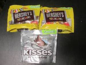 lot 154 image: 3 Share Pack Bags Candy 2 Hersheys Miniatures and 1 Hersheys Kisses Past Date