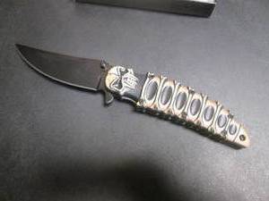 lot 224 image: Skull Design Spring Assist Folding Knife with Belt Clip - 8 12 Open  4 34 Closed - New In Box