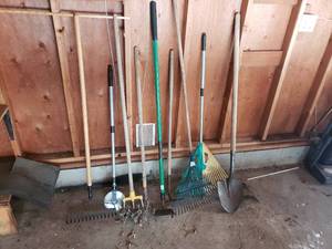 lot 15 image: Garden and Lawn Hand Tools