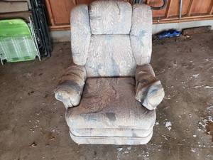 lot 20 image: Recliner