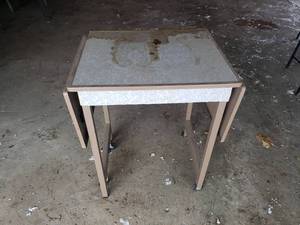 lot 29 image: Small Table with Folding Leaves