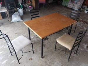 lot 32 image: Small Table and Chairs