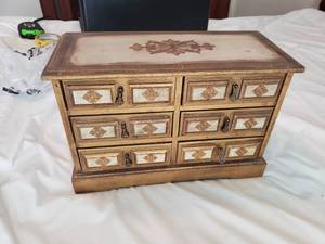 lot 42 image: Royal Sealy Jewelry Box