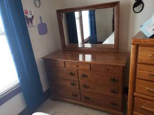 lot 45 image: Ethan Allen Dresser with Mirror