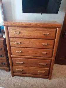 lot 48 image: Broyhill Dresser