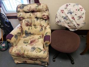 lot 58 image: 2 Chairs