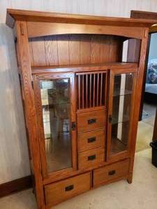 lot 75 image: Beautiful Wood Display Cabinet  Hutch