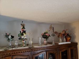lot 76 image: Flower Vases