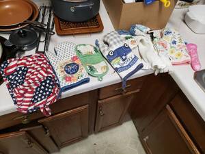 lot 83 image: Pot Holders
