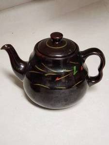 lot 86 image: Royal Canadian Art Pottery Dripless Tea Pot