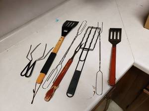lot 88 image: Grill Utensils