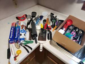 lot 91 image: Large Lot of Kitchen Utensils