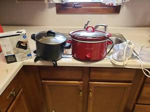lot 93 image: Crockpot, Hand Mixer, Hot Oil Cooker