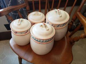 lot 95 image: Lot of 4 Pots with Covers