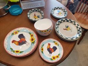 lot 97 image: Rooster Styled Plates and Bowls