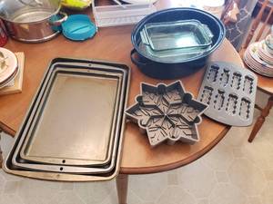 lot 98 image: Cookie Sheets, Baking Pans