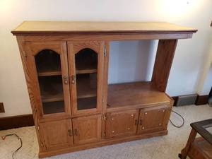 lot 112 image: Entertainment Center