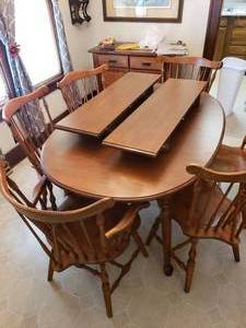 lot 117 image: Dining Room Table, 2 Leaves and 6 Chairs
